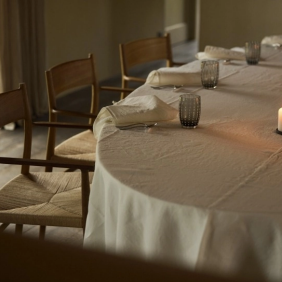 een elegante tafel setting voor een meetingroom